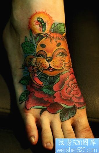 女孩子脚背一幅招财猫玫瑰花纹身图片