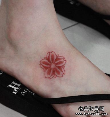 女孩子脚背好看的小樱花纹身图片