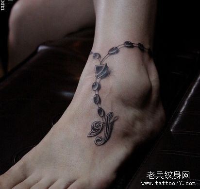 女人脚部精美潮流的脚链纹身图片