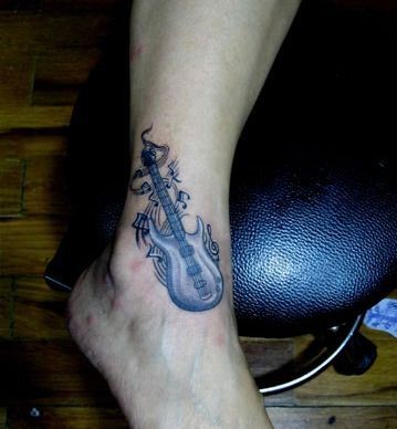 脚部潮流的吉他贝斯纹身图片