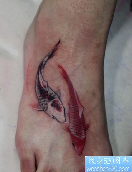 唯美的脚背水墨画风格小鲤鱼纹身图片