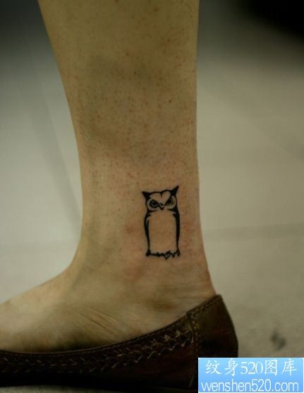 女人脚踝处可爱的图腾猫头鹰纹身图片