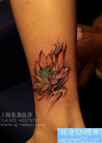 女人喜欢的腿部彩色莲花纹身图片