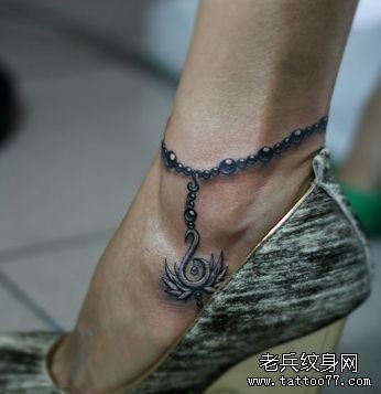 女孩子脚踝处流行的脚链纹身图片