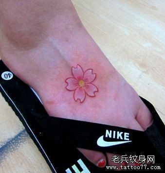 女孩子脚背一幅小巧的樱花纹身图片