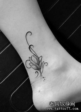 女人脚踝处精巧的小莲花纹身图片