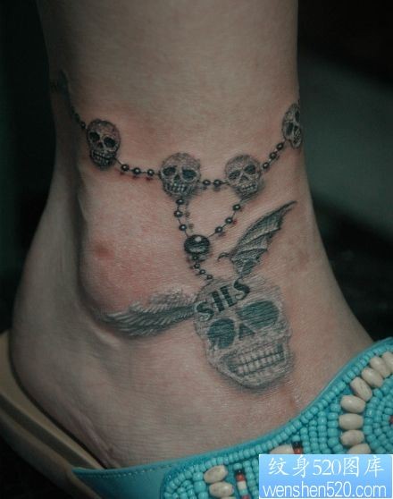女孩子脚部精美的骷髅脚链纹身图片