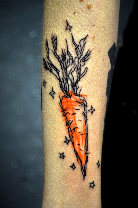 手臂上一款抽象的胡萝卜纹身