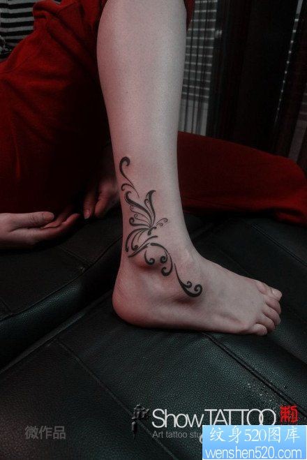 女人脚踝处好看的图腾蝴蝶纹身图片