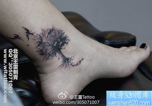 女人脚踝处小树与小燕子纹身图片