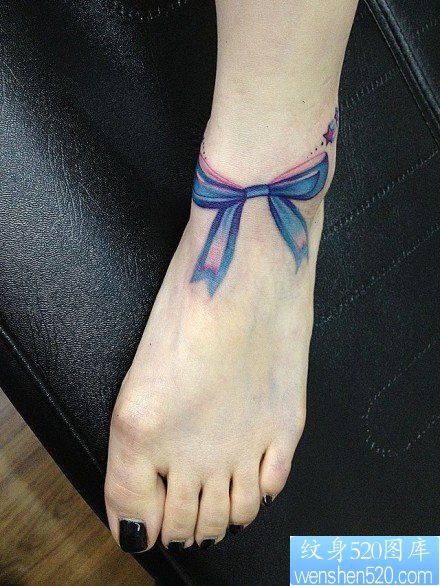 女人脚部漂亮潮流的彩色蝴蝶结纹身图片