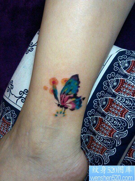 女人脚踝处漂亮好看的彩色蝴蝶纹身图片