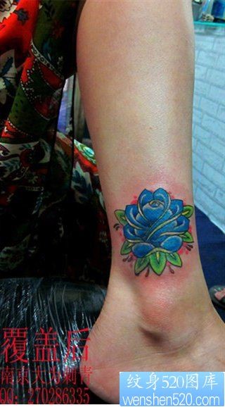 女人脚踝处彩色玫瑰花纹身图片