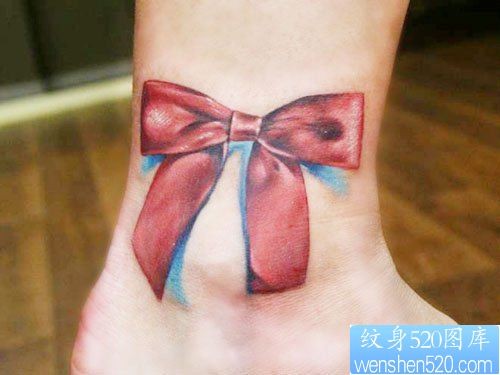 女人脚踝处漂亮的彩色蝴蝶结纹身图片