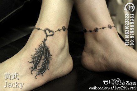 女人脚腕处简单潮流的羽毛脚链纹身图片