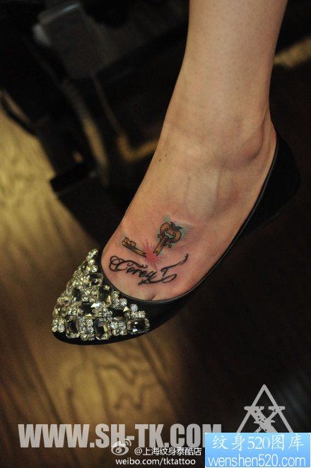 女人脚部时尚潮流的钥匙与字母纹身图片