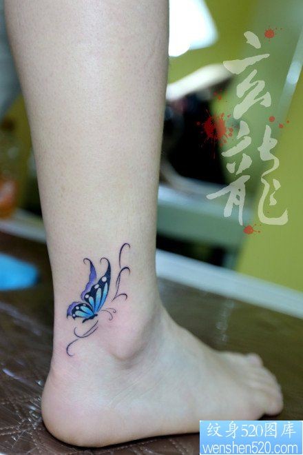 女人脚踝处小巧潮流的蝴蝶纹身图片