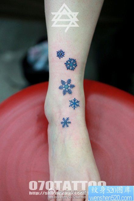 女人脚腕处潮流流行的彩色雪花纹身图片