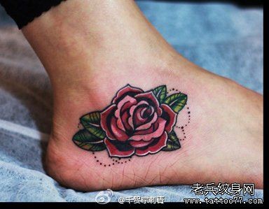 女人脚背漂亮潮流的玫瑰花纹身图片