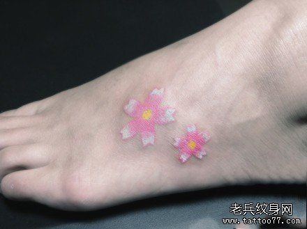 女人脚部小巧漂亮的樱花纹身图片