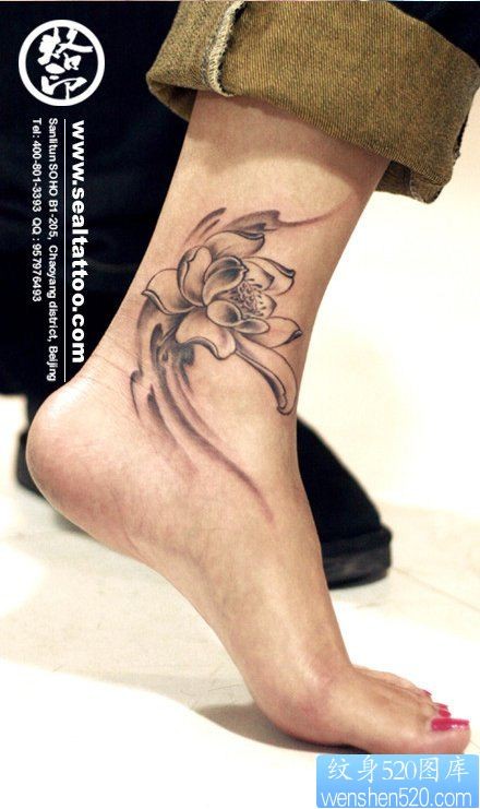 女人脚踝处潮流唯美的莲花纹身图片