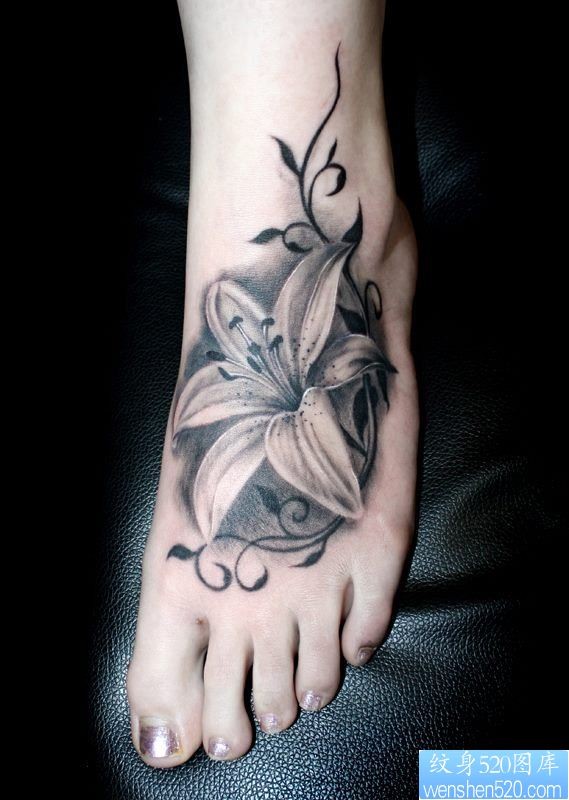 女人脚背漂亮的黑灰百合花纹身图片