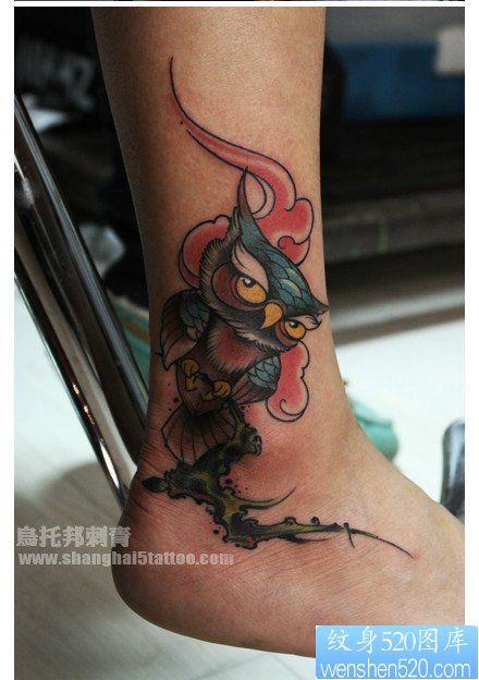 女人脚踝处潮流经典的猫头鹰纹身图片