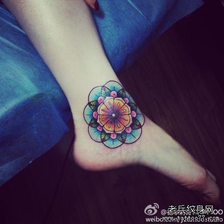 女人脚踝处漂亮潮流的彩色花卉纹身图片