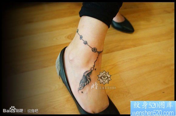 美女脚腕潮流的羽毛脚链纹身图片