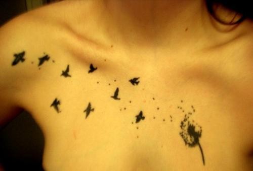 女性胸前小鸟纹身