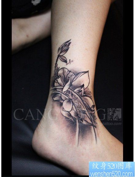 女人脚踝处唯美时尚的黑白莲花纹身图片