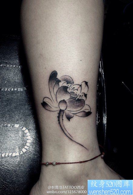女人脚踝处时尚唯美的黑白莲花纹身图片