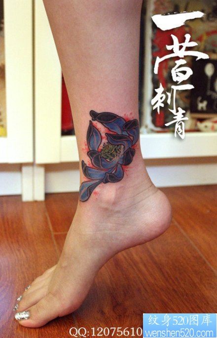 女人脚踝处漂亮时尚的莲花纹身图片