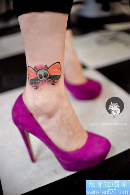 女人脚踝处小巧精美的蝴蝶结纹身图片