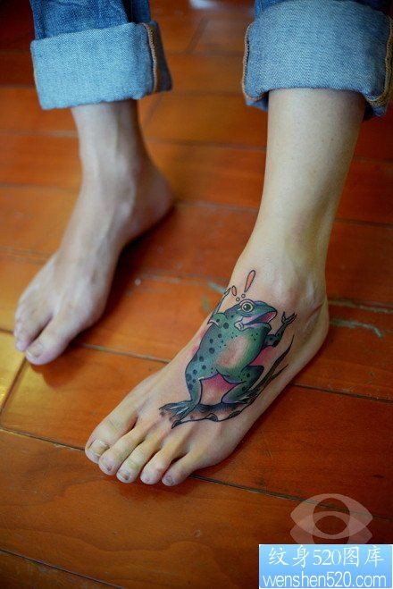 女人脚背潮流时尚的青蛙纹身图片