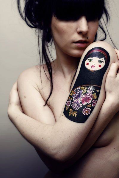 美女手臂上的中国娃娃纹身