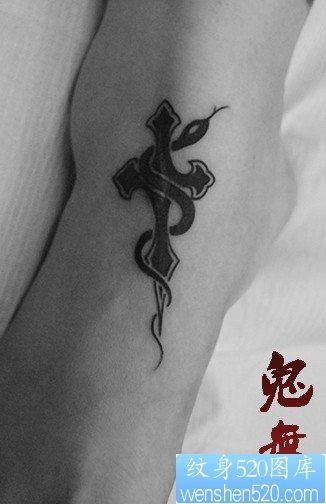 脚背小巧的一幅图腾十字架与蛇纹身图片