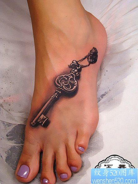 女人脚背时尚精美的钥匙纹身图片