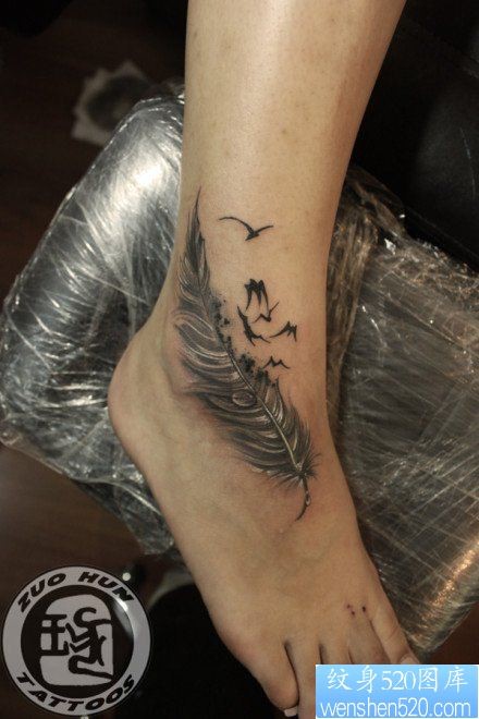 脚背精美潮流的羽化燕纹身图片