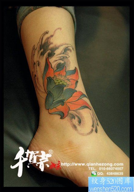 女人脚踝处唯美的传统莲花纹身图片