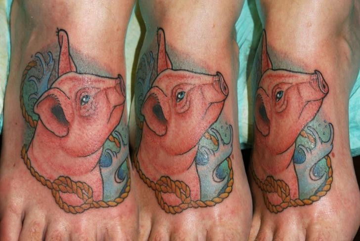 脚背上一组彩色猪和大公鸡纹身图片