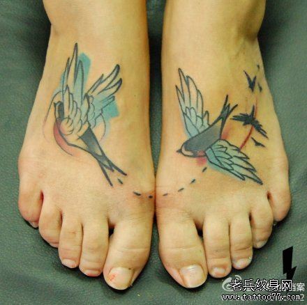 女人脚背潮流时尚的小燕子纹身图片
