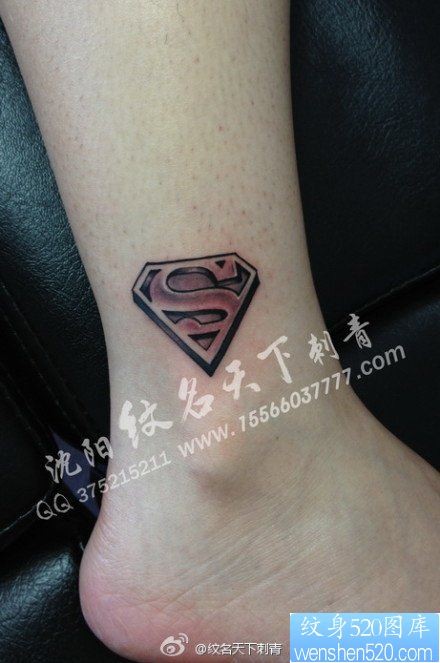 女人脚踝处小巧时尚的超人标志纹身图片