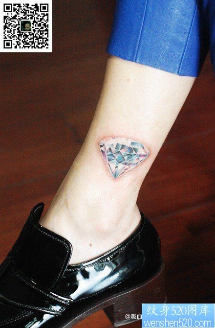 女人脚踝处小巧精美的钻石纹身图片