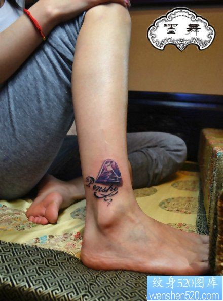 女人脚踝处时尚精美的钻石纹身图片