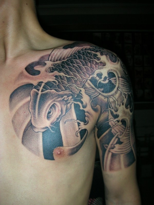 男士胸部的鲤鱼半甲纹身图案