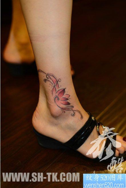 女人脚踝处时尚潮流的莲花藤蔓纹身图片