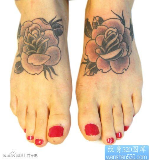 美女脚背唯美的黑白玫瑰纹身图片