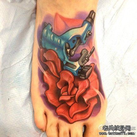 脚背时尚经典的马达纹身机与玫瑰花纹身图片