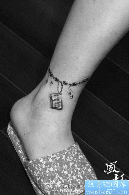 女人脚腕小巧精美的脚链纹身图片